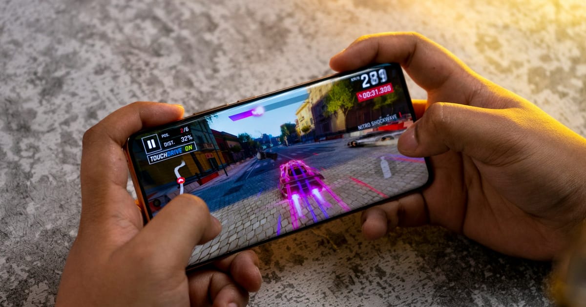 Una persona juega un videojuego de acción en su celular.