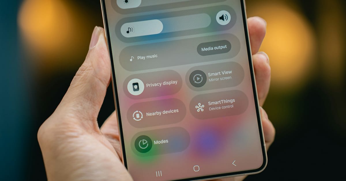 Una persona revisa el menú de ajustes rápidos de su celular.