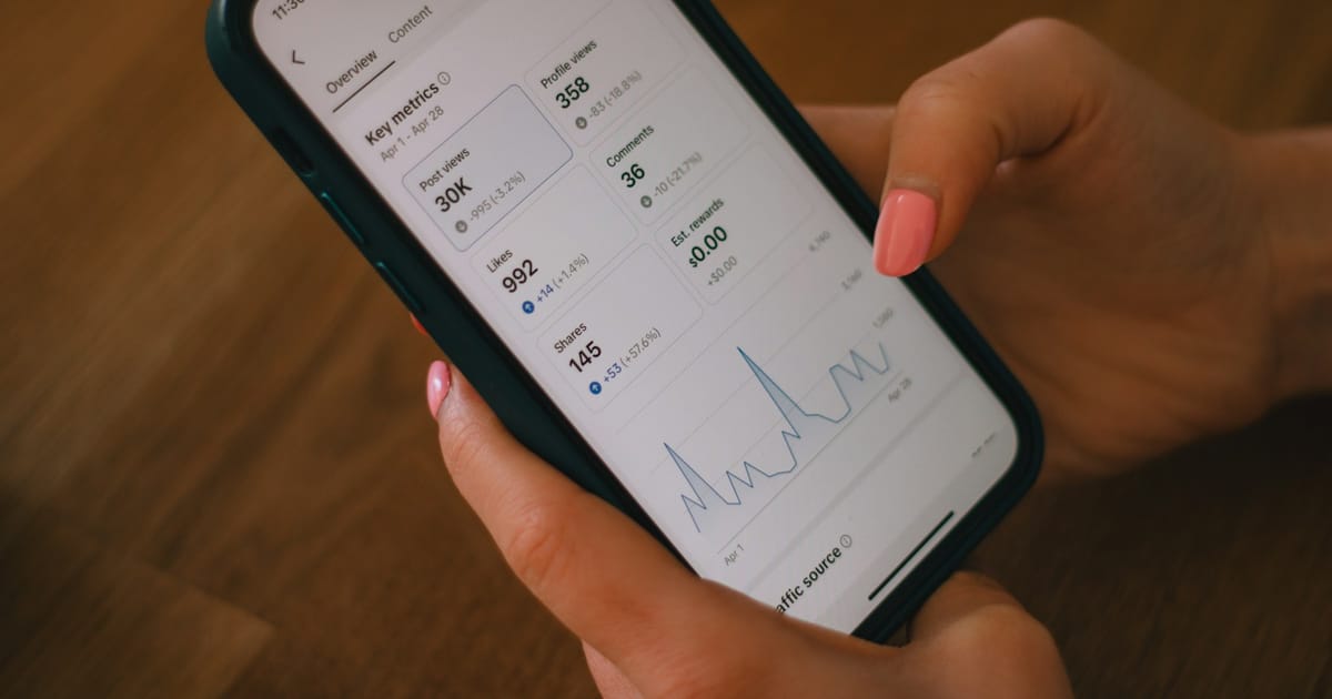 Una persona revisa el consumo de datos en la pantalla de su celular.