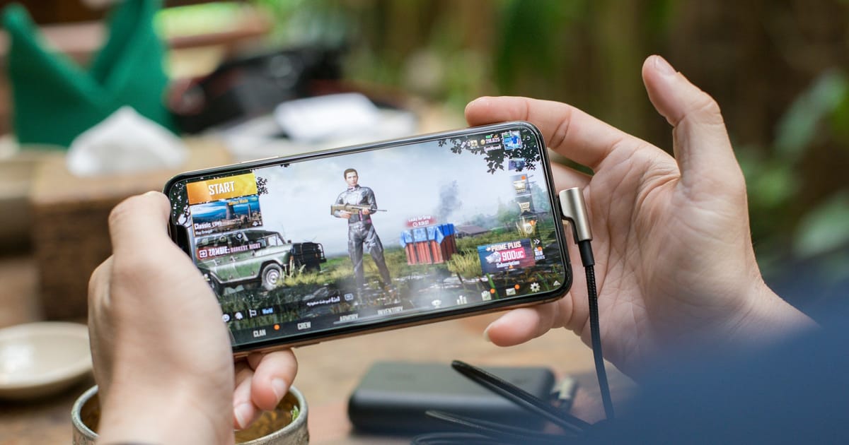 Una persona juega un videojuego de disparos en su celular.