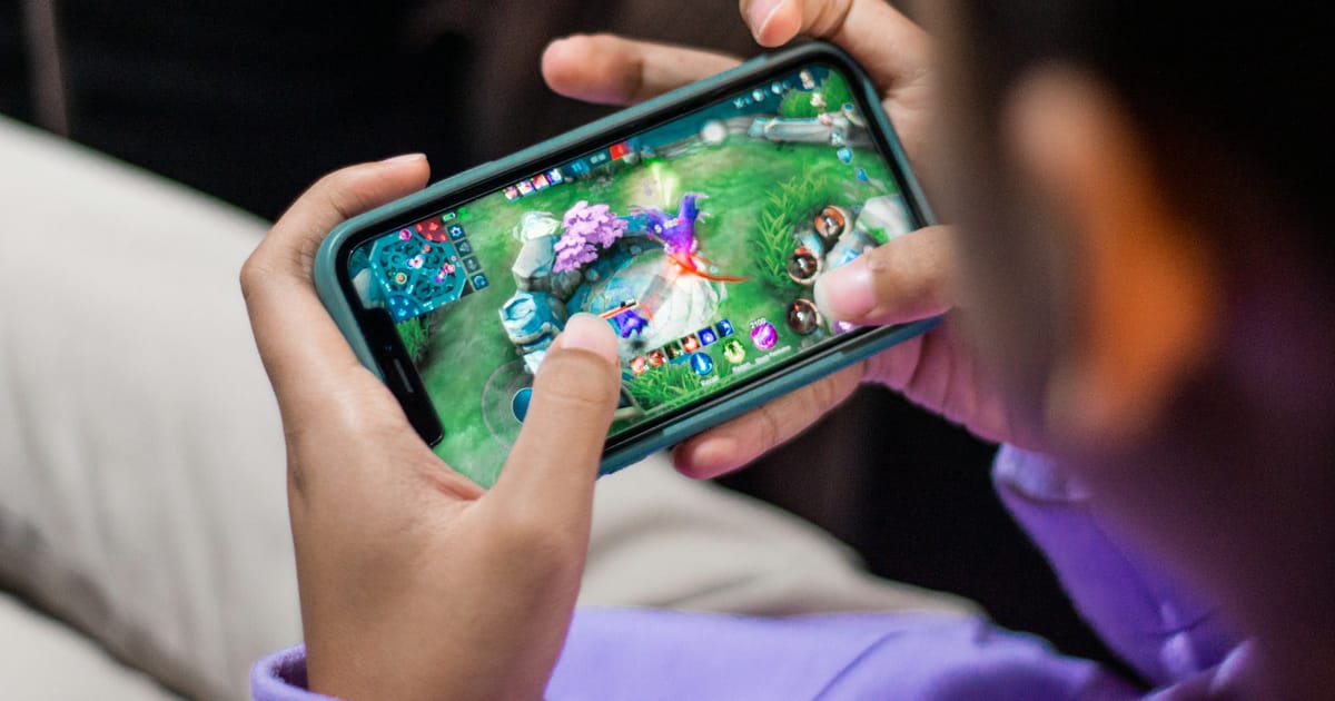 Una persona juega un videojuego en la pantalla de su celular.
