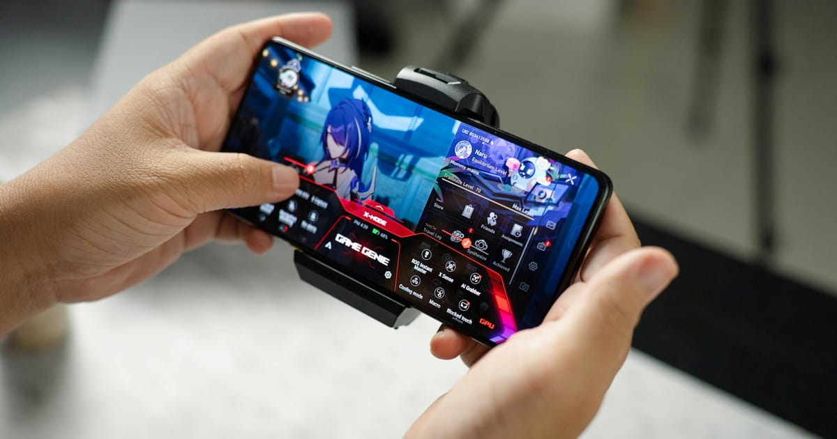 Una persona sostiene un celular con un juego abierto en pantalla.