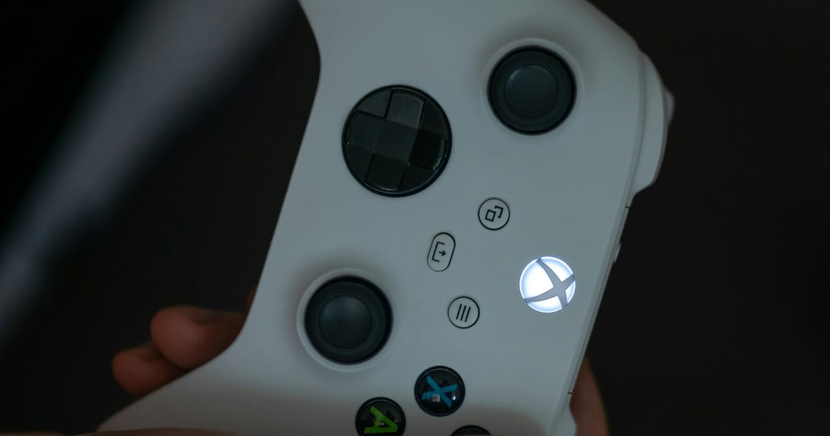 Una persona sostiene un control de videojuegos con ambas manos.
