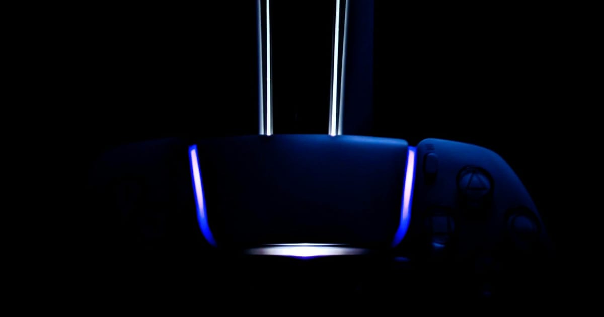 Un mando de consola iluminado con luz azul sobre un fondo oscuro.