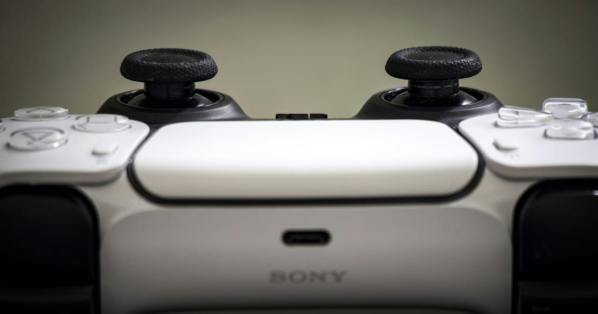 Primer plano de un control DualSense de PlayStation 5.