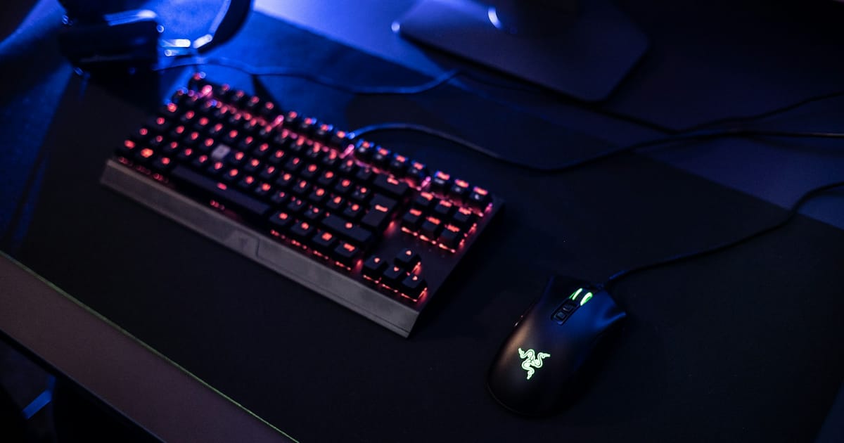 Un teclado y un mouse preparados para jugar en PC.