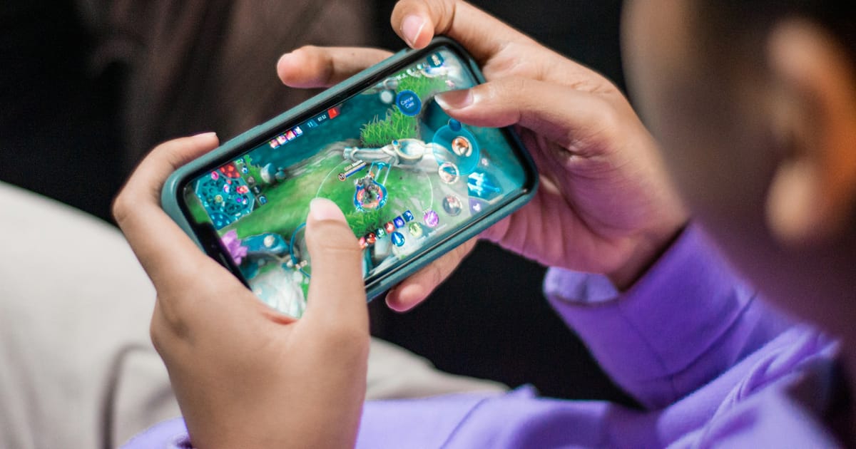 Una persona juega en un celular conectado a internet.