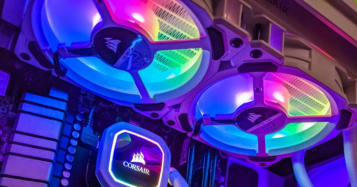 El interior de una torre de computadora con iluminación RGB de varios colores.