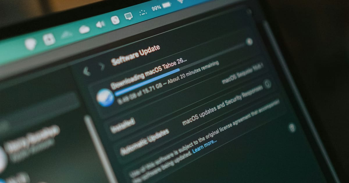 Una pantalla muestra una descarga de actualización en progreso.