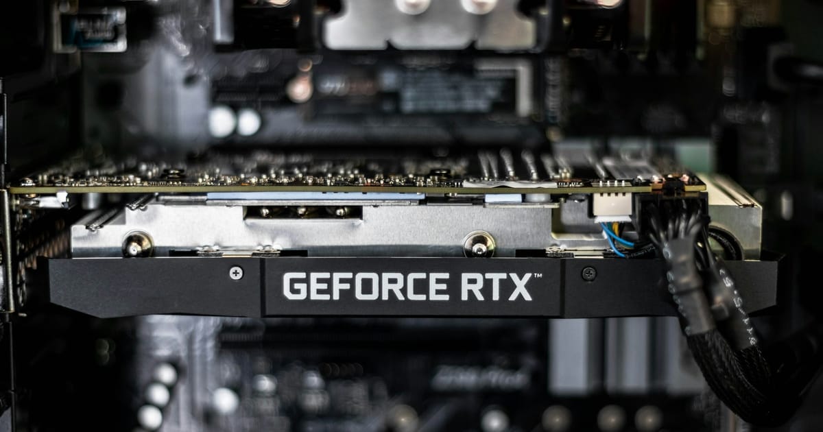 Una tarjeta gráfica GeForce RTX instalada dentro de una PC.