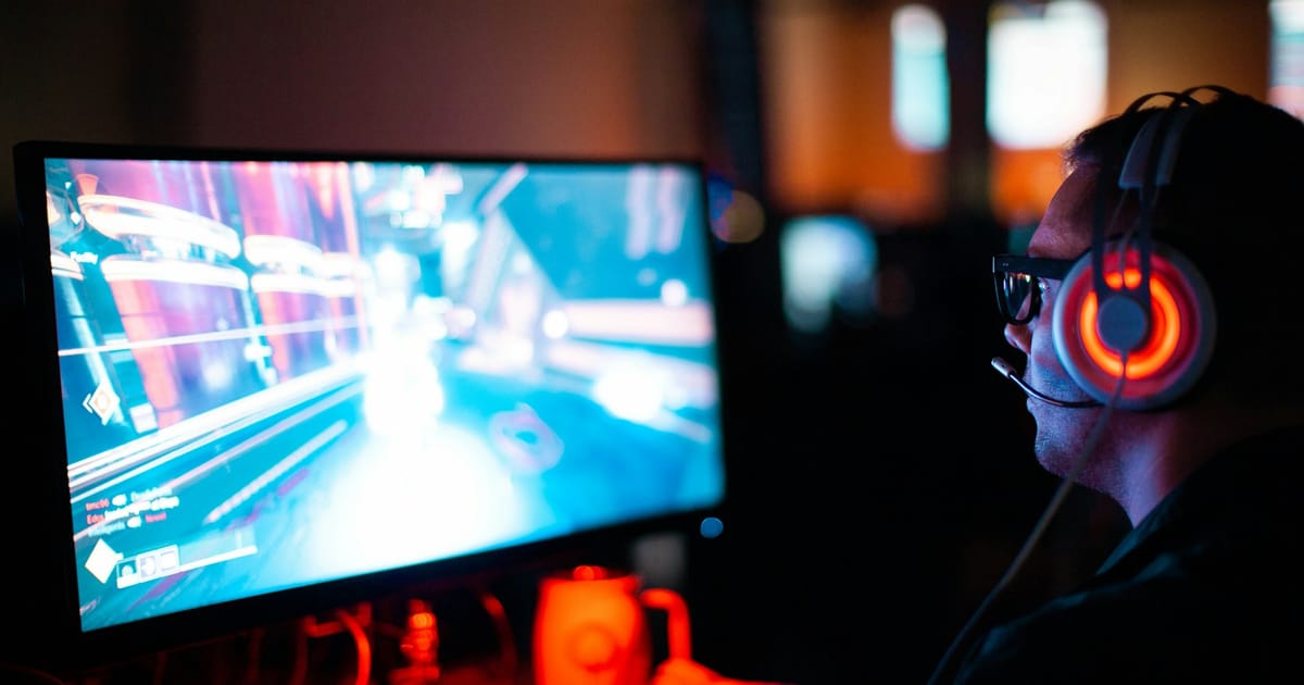 Una persona juega un videojuego de disparos en su computadora.