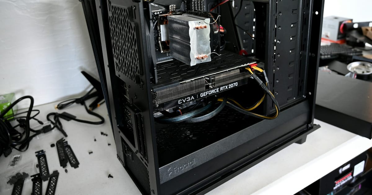Una torre de PC sencilla sobre un escritorio.