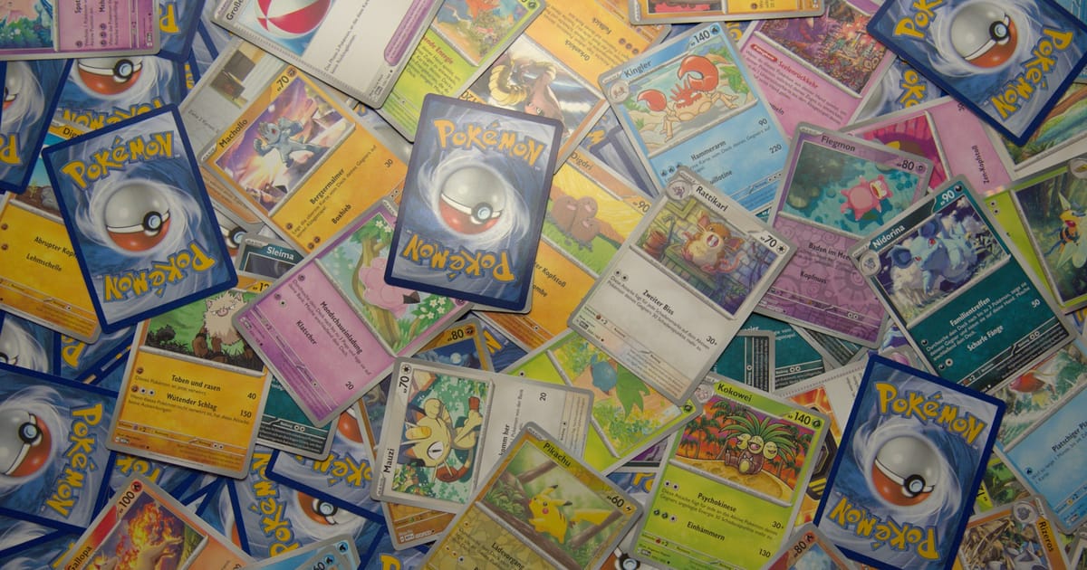Cartas coleccionables de Pokémon desplegadas sobre una mesa.