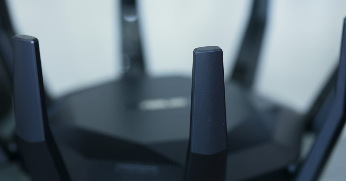 Primer plano de un router Wi-Fi con varias antenas.